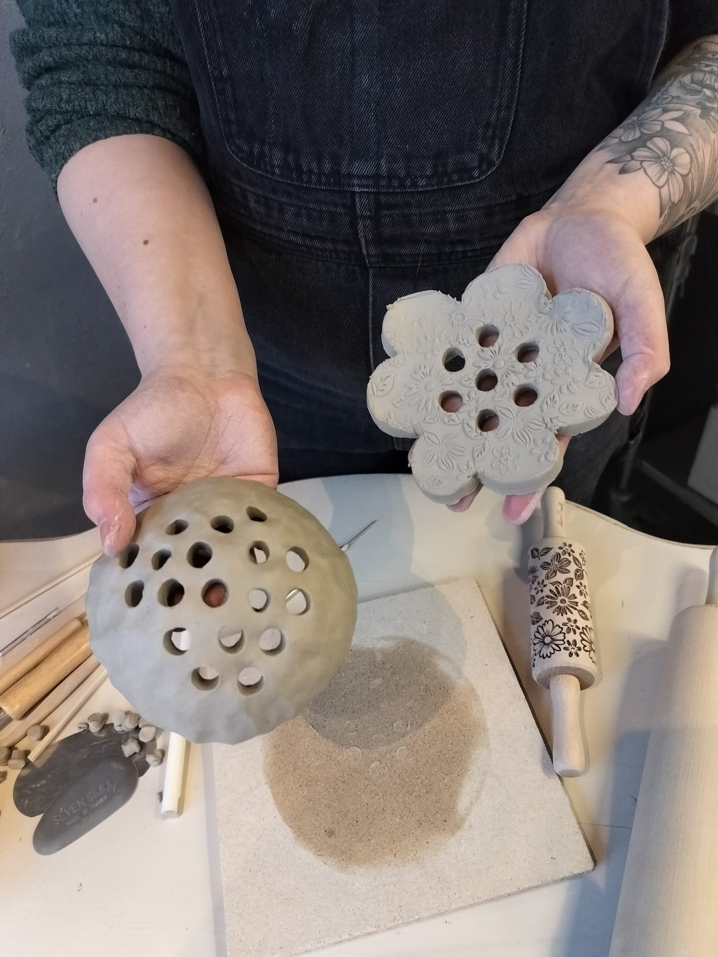 Kukka-asetelma ja uniikit kukkasiilit savesta 12.3. & 2.4.